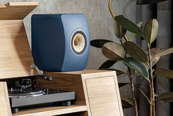 KEF LS50 Meta in turntable setup