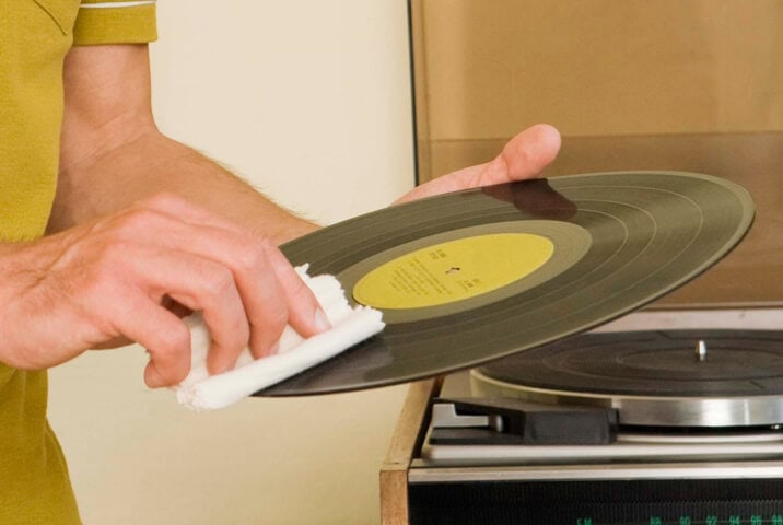 cleaning vinyl record with microfiber cloth