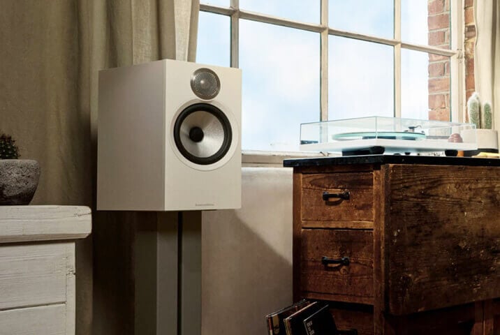 Bowers & Wilkins 606 S3 in record player setup