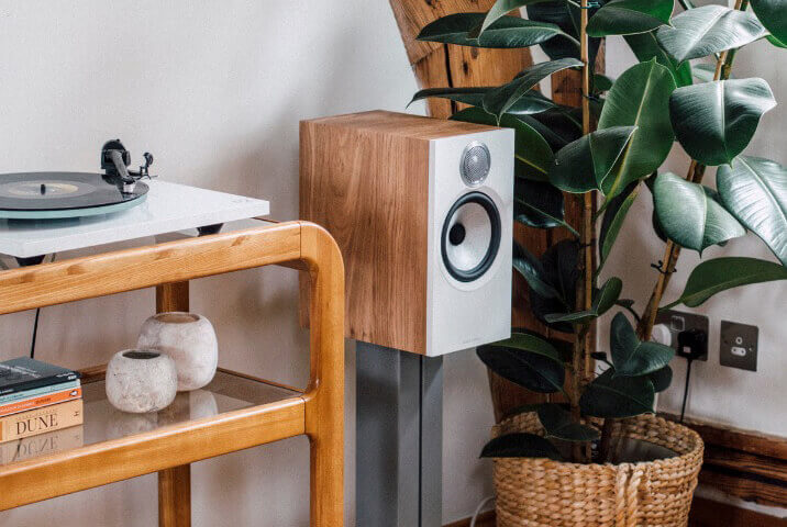 Bowers & Wilkins 606 S3 speaker with turntable